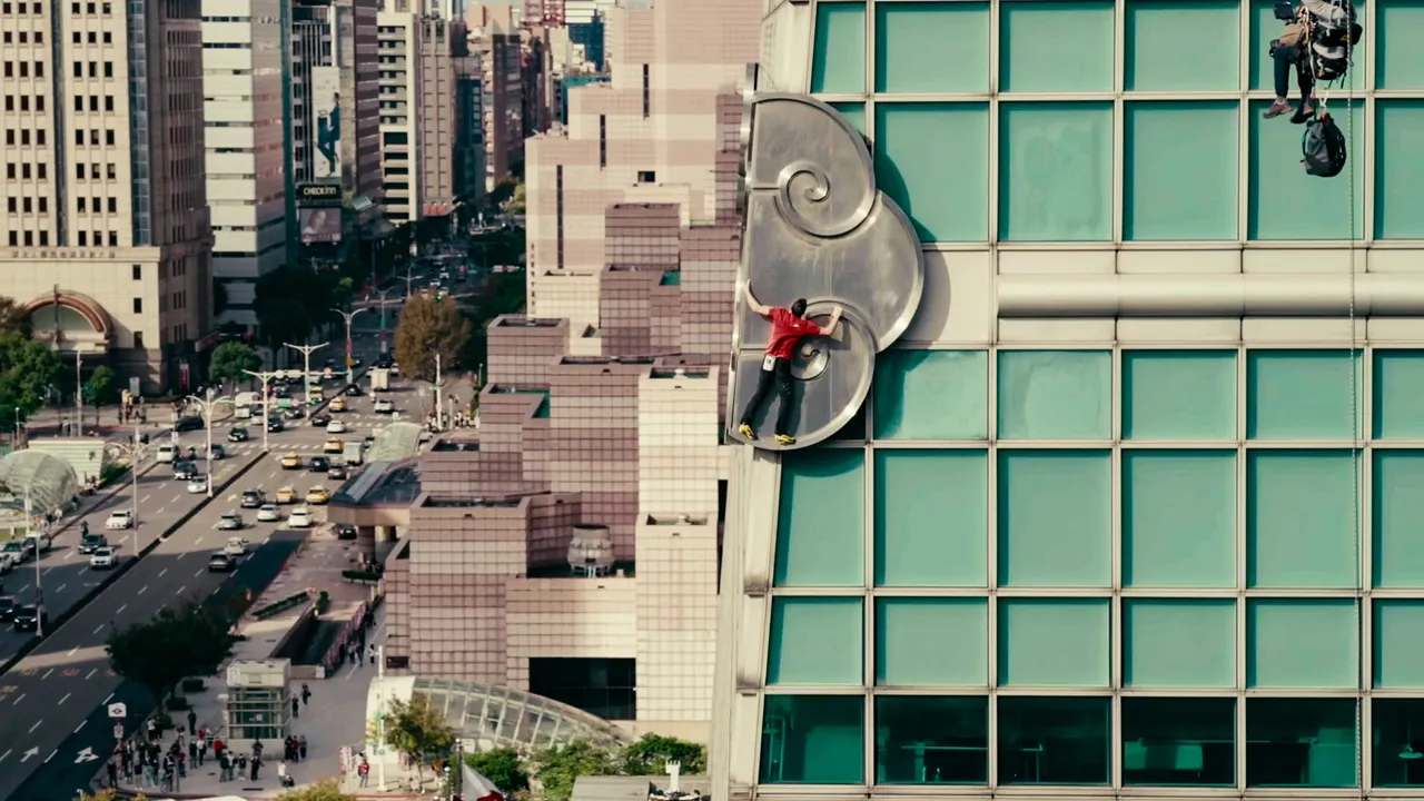 霍諾德徒手攀爬台北101大樓外牆。Netflix提供