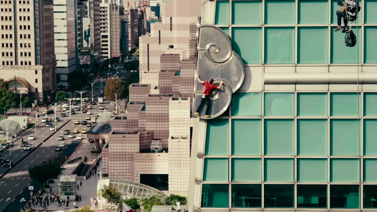 霍諾德徒手攀爬台北101大樓外牆。Netflix提供