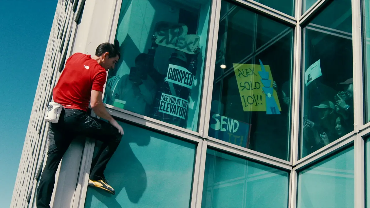 台北101大樓內的民眾向霍諾德打招呼。Netflix提供