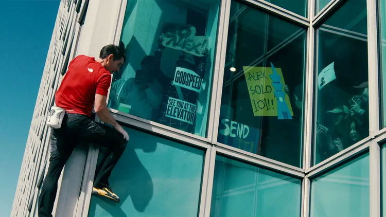 台北101大樓內的民眾向霍諾德打招呼。Netflix提供