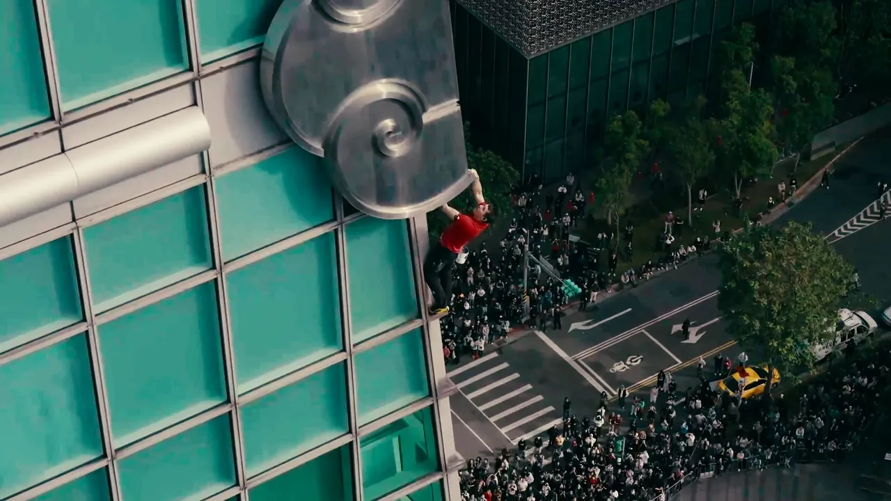 霍諾德沉穩地攀爬台北101大樓外牆。Netflix提供