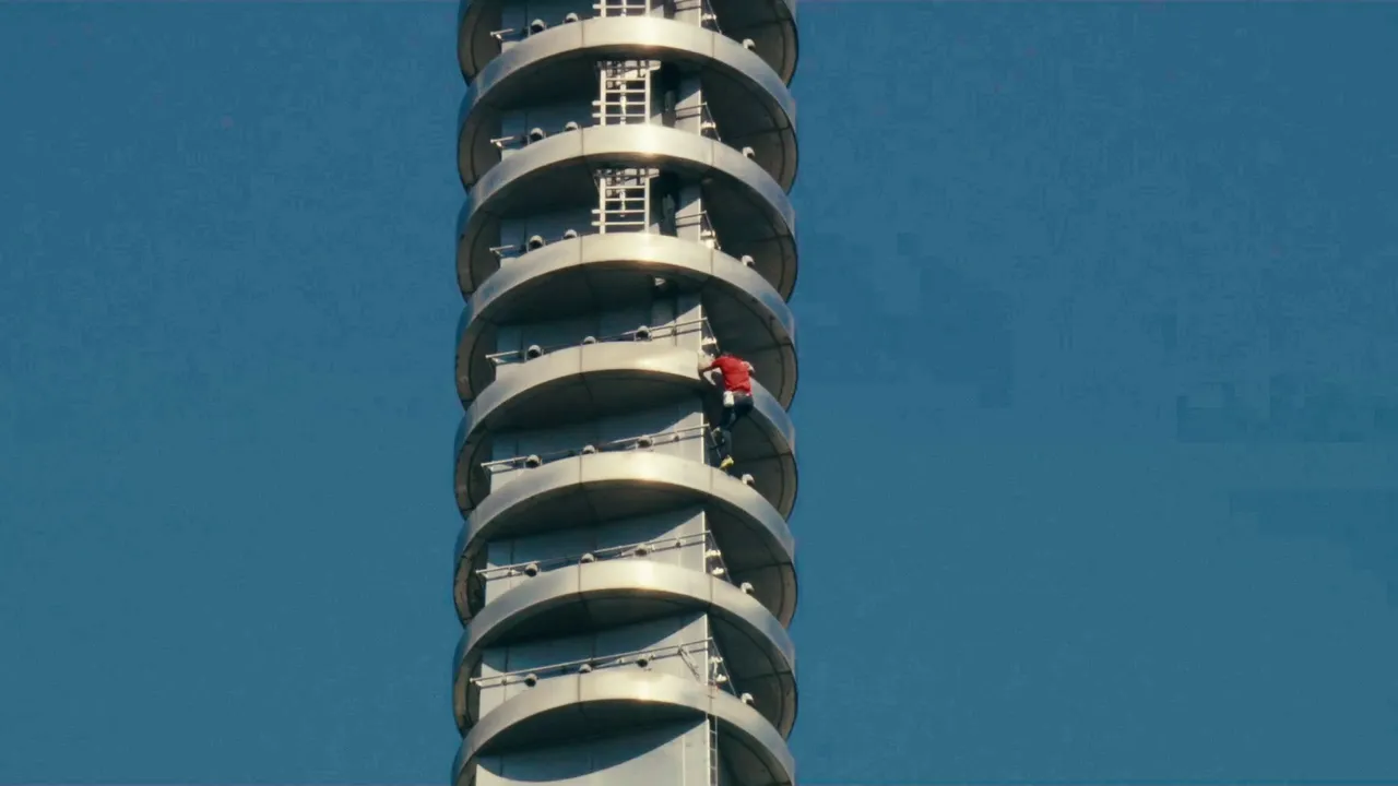 霍諾德爬上台北101大樓天線塔。Netflix提供