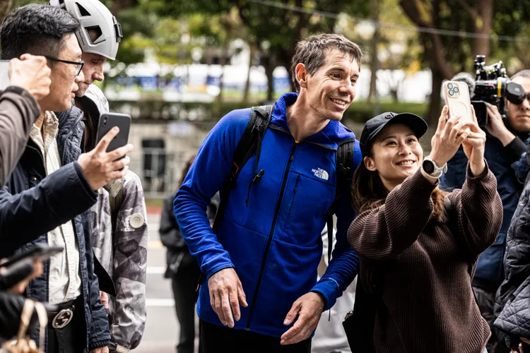 霍諾德現身與民眾合照。Netflix提供