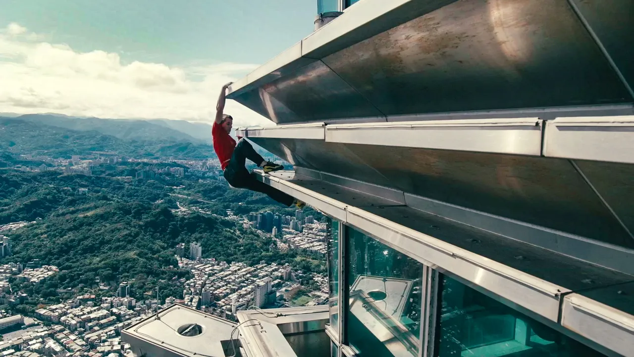 霍諾德徒手攀爬台北101大樓外牆。Netflix提供