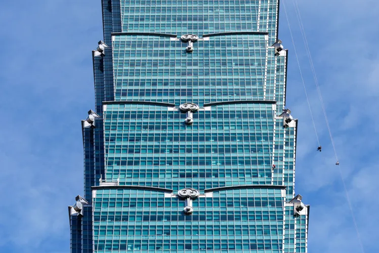 霍諾德攀爬到台北101大樓一半的位置。Netflix提供