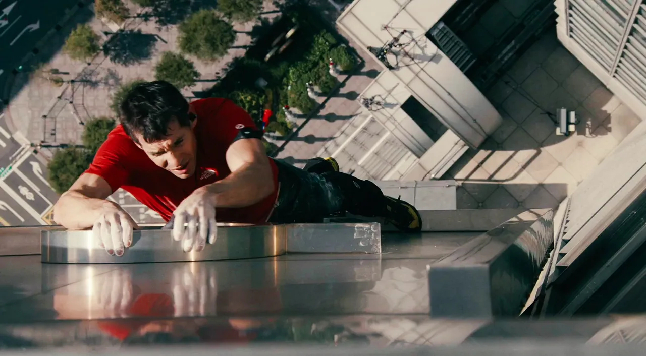 霍諾德徒手攀爬台北101大樓外牆。Netflix提供