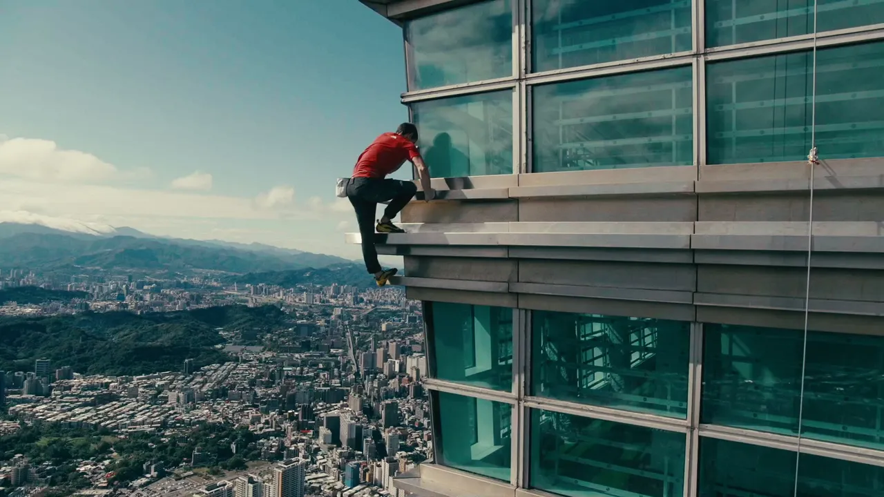 霍諾德徒手攀爬台北101大樓外牆。Netflix提供