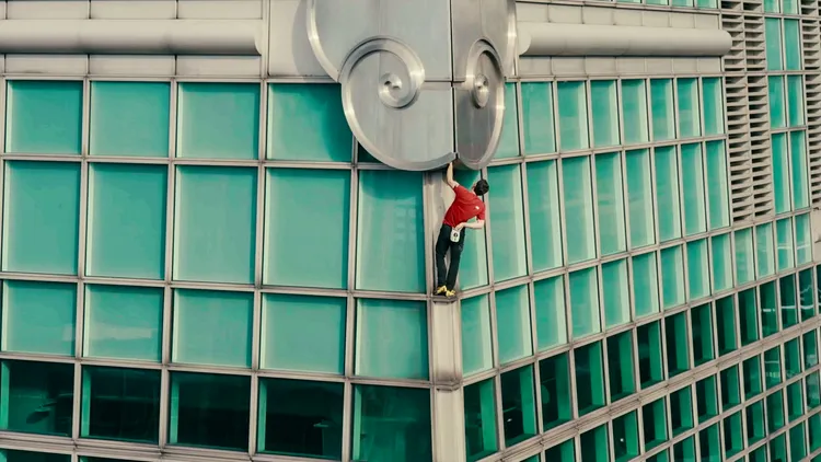 霍諾德徒手攀爬台北101大樓外牆。Netflix提供