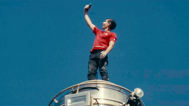 霍諾德站在台北101大樓頂端用手機自拍。Netflix提供