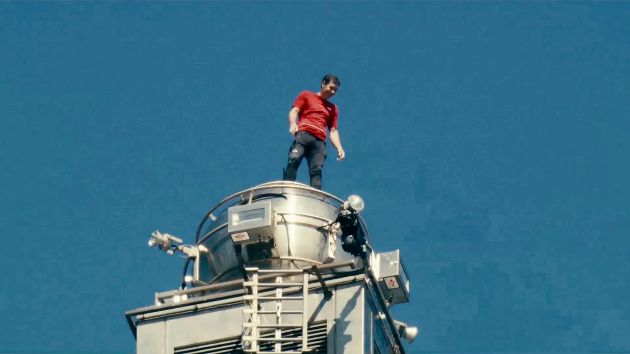 霍諾德站在台北101大樓最頂端。Netflix提供