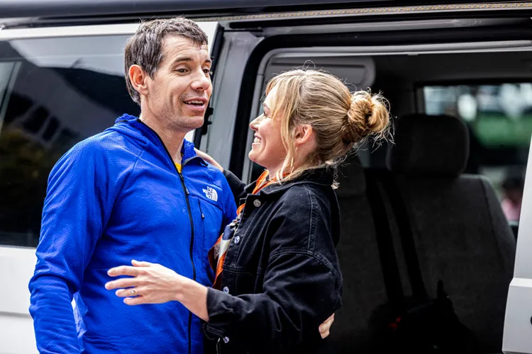 霍諾德與愛妻相擁。Netflix提供