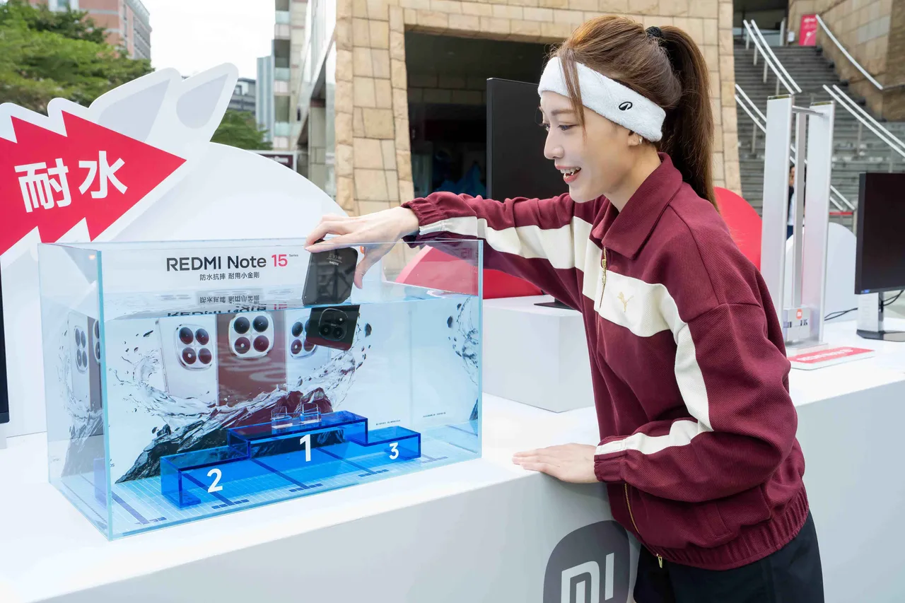 REDMI Note 15全系列搭載AI濕手觸控2.0，即使在雨水、汗水或潮濕環境下操作，仍能維持精準靈敏的觸控表現。REDMI提供