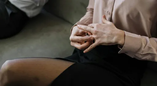 渣夫拋家棄子+偷賣「愛的小窩」　兒子大義滅親作證！判離