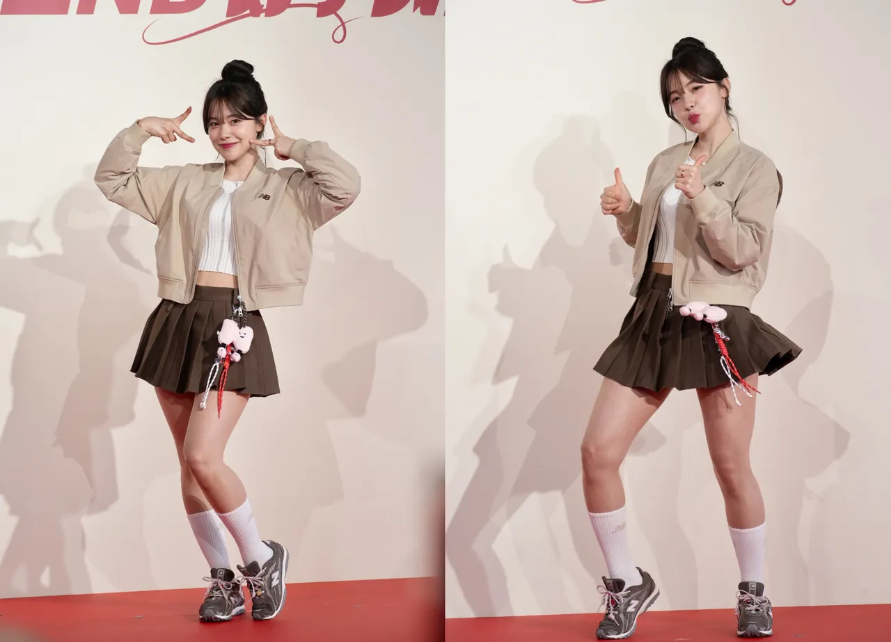 李多慧以百褶短裙搭配咖啡色204L運動鞋，瞬間擁有大長腿。彭欣偉攝