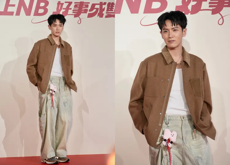 柯震東以牛仔寬褲搭配品牌經典2010跑鞋，腰間還掛有超可愛「N寶」吊飾。彭欣偉攝