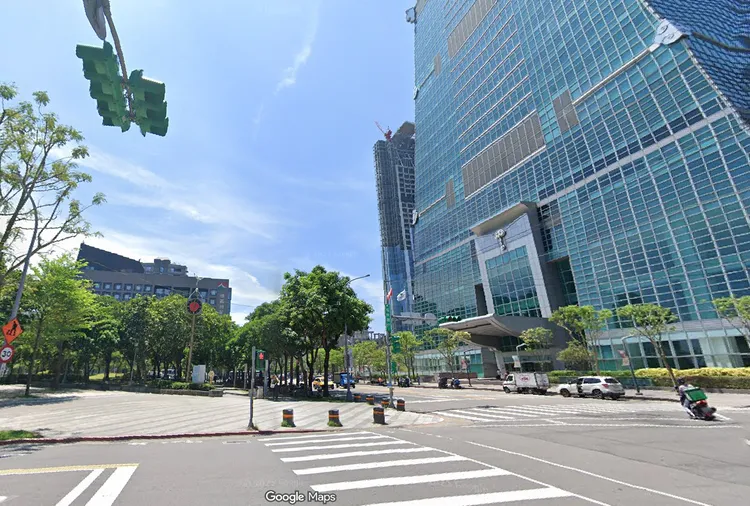 台北101大樓對面的信義廣場架設大螢幕免費轉播。圖取自google map