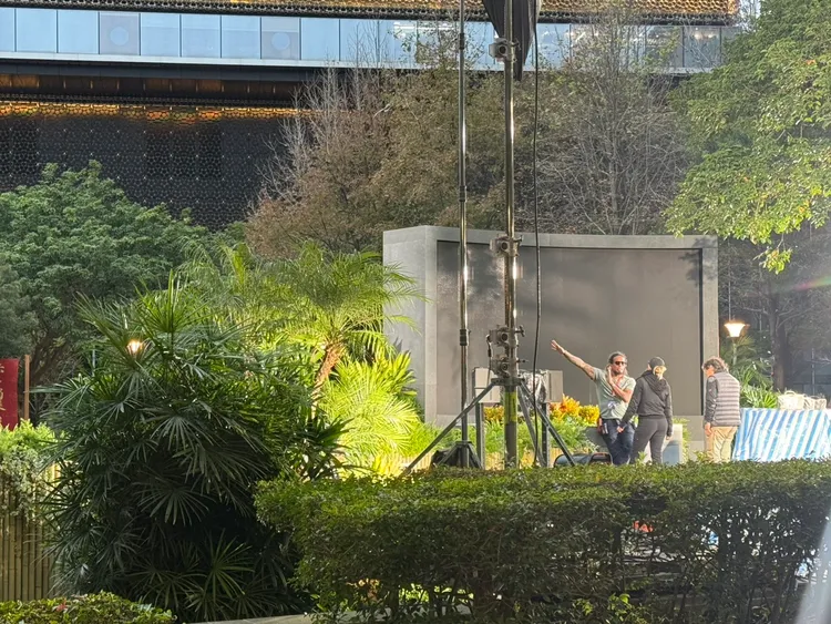 台北101大樓對面的信義廣場架設大螢幕免費轉播。張綵茜攝