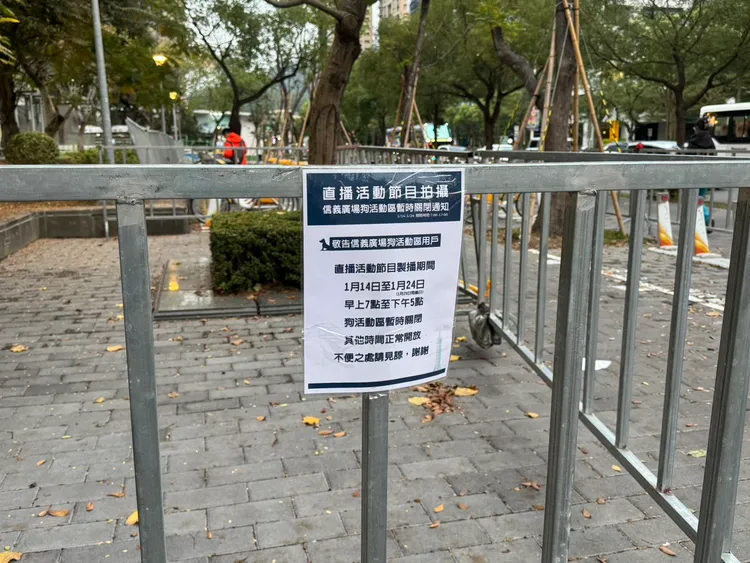 台北101大樓對面的信義廣場架設大螢幕免費轉播。張綵茜攝