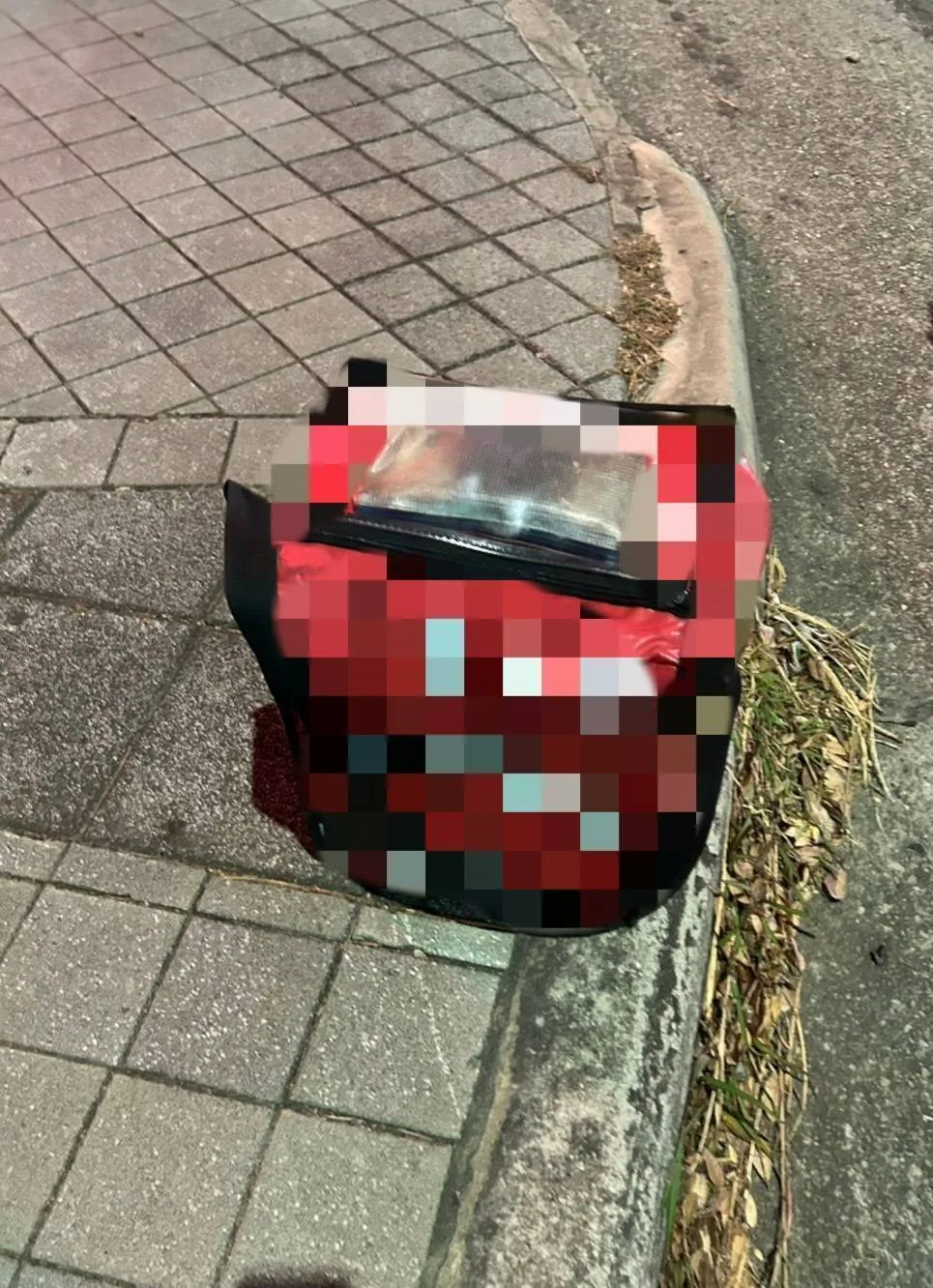 員警在馬路上撿獲的外送箱。民眾提供