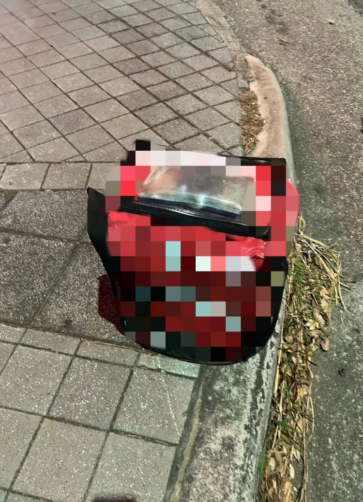 員警在馬路上撿獲的外送箱。民眾提供