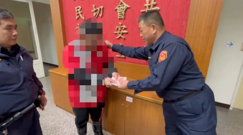 林姓外送員接獲通知趕到派出所領取掉落的外送箱，頻頻向警方致謝。民眾提供