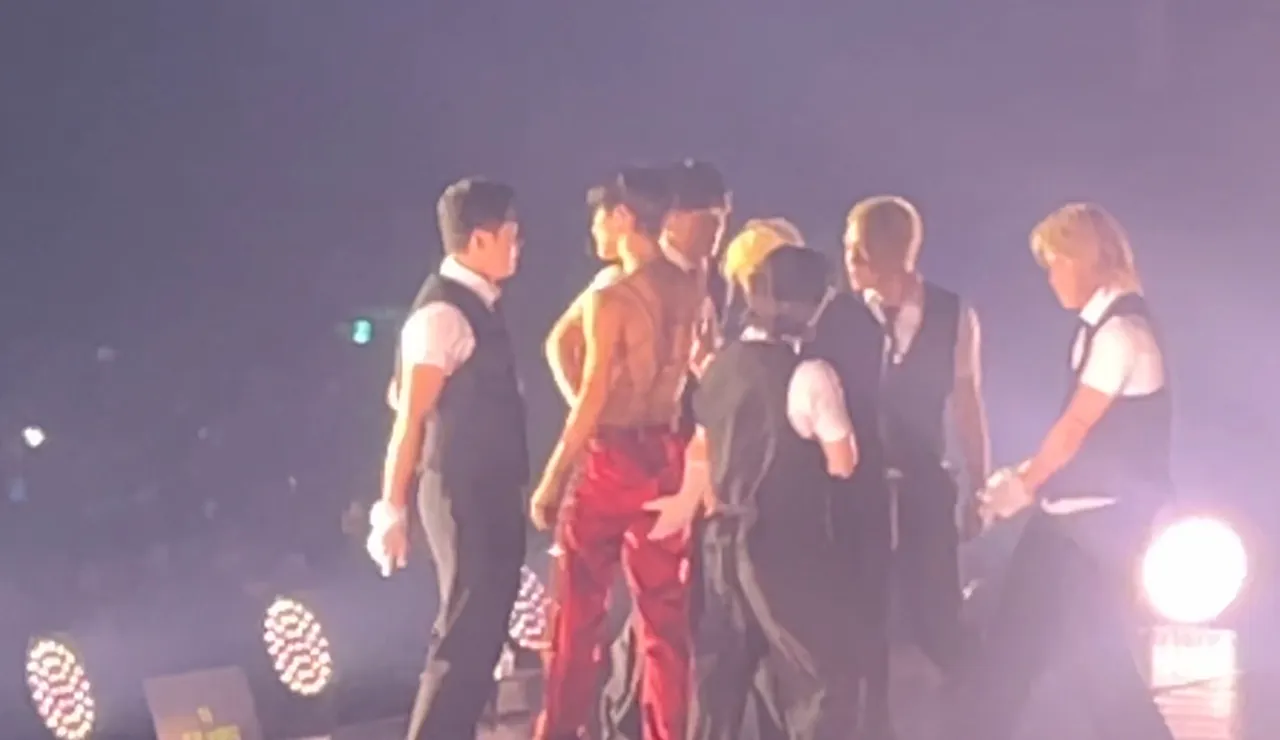 星化solo時脫掉皮外套，露出結實背肌。讀者提供