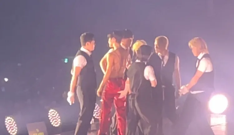 星化solo時脫掉皮外套，露出結實背肌。讀者提供