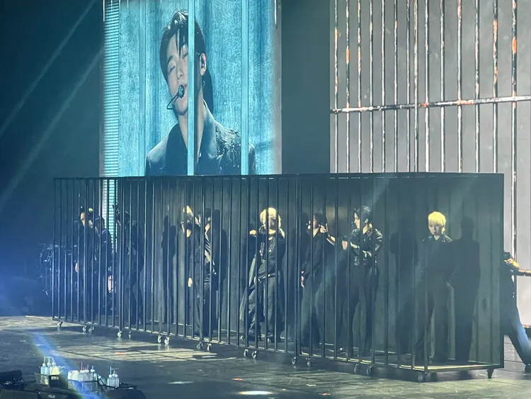 ATEEZ把籠子道具搬上台。讀者提供