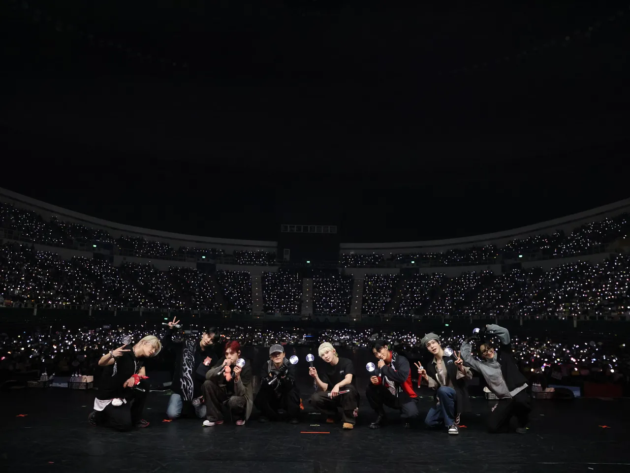 ATEEZ與1萬名粉絲大合照。寬宏藝術提供