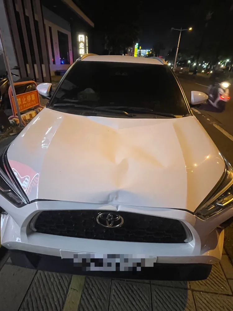 堂弟開車衝撞堂哥，造成堂哥腦震盪。翻攝畫面