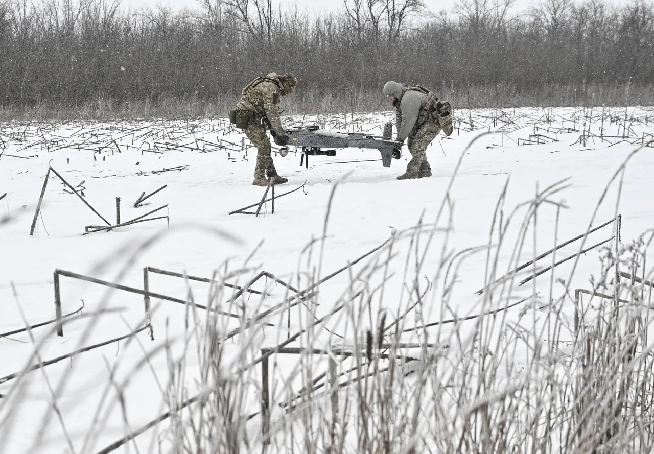 募兵廣告宣稱，新兵將加入無人機部隊，很安全又有暖氣，簽下去爽拿215萬元獎金。圖為烏克蘭無人機部隊成員在戰場操作無人機。路透社