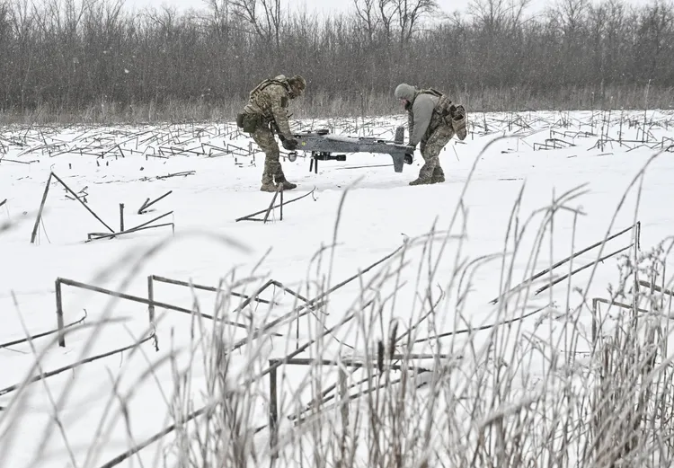 募兵廣告宣稱，新兵將加入無人機部隊，很安全又有暖氣，簽下去爽拿215萬元獎金。圖為烏克蘭無人機部隊成員在戰場操作無人機。路透社