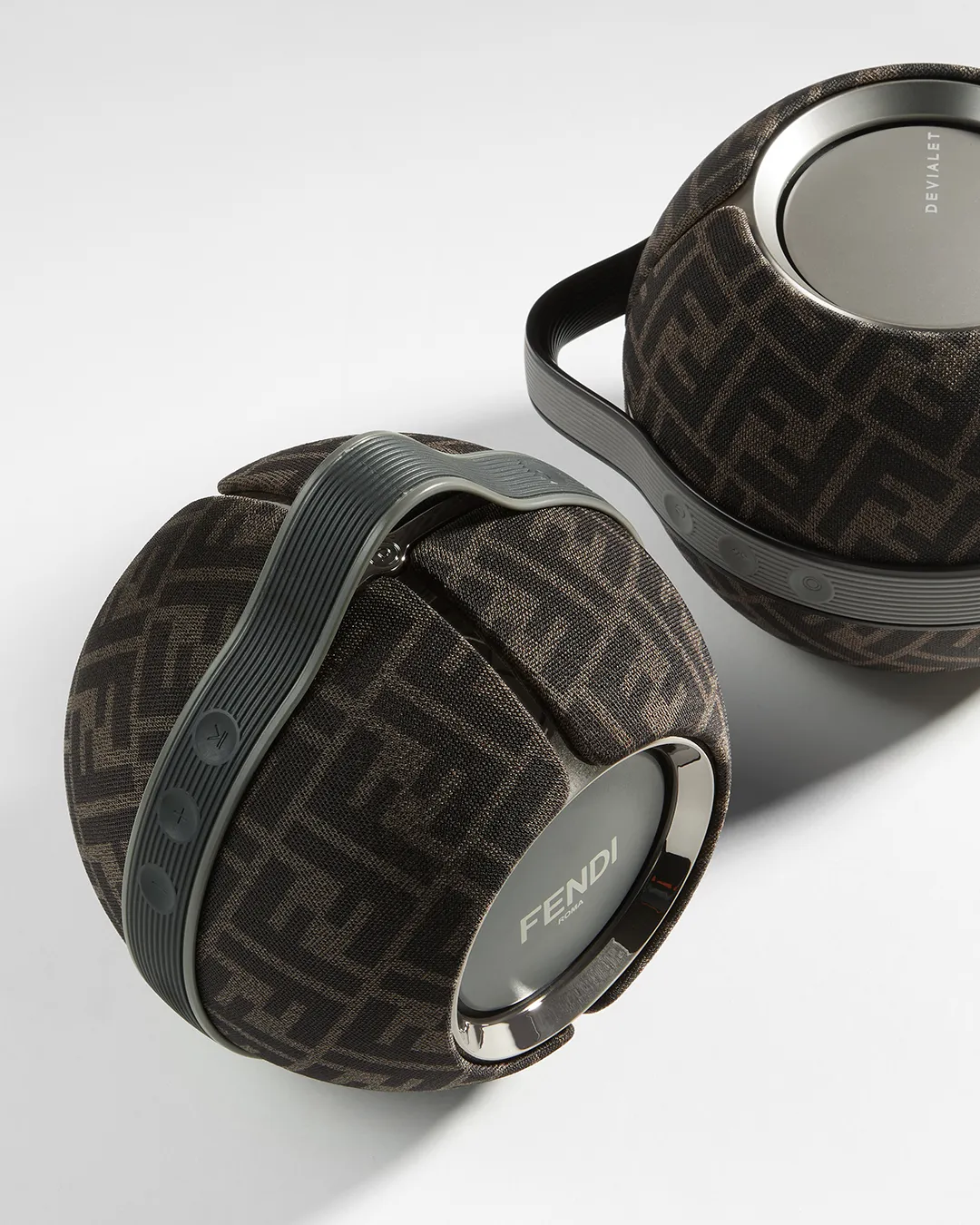 FENDI x DEVIALET Mania黑灰款隨身音響。品牌提供