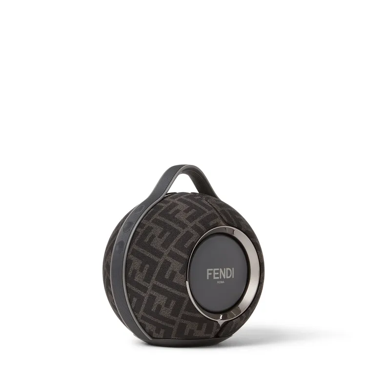 FENDI x DEVIALET Mania黑灰款隨身音響。品牌提供