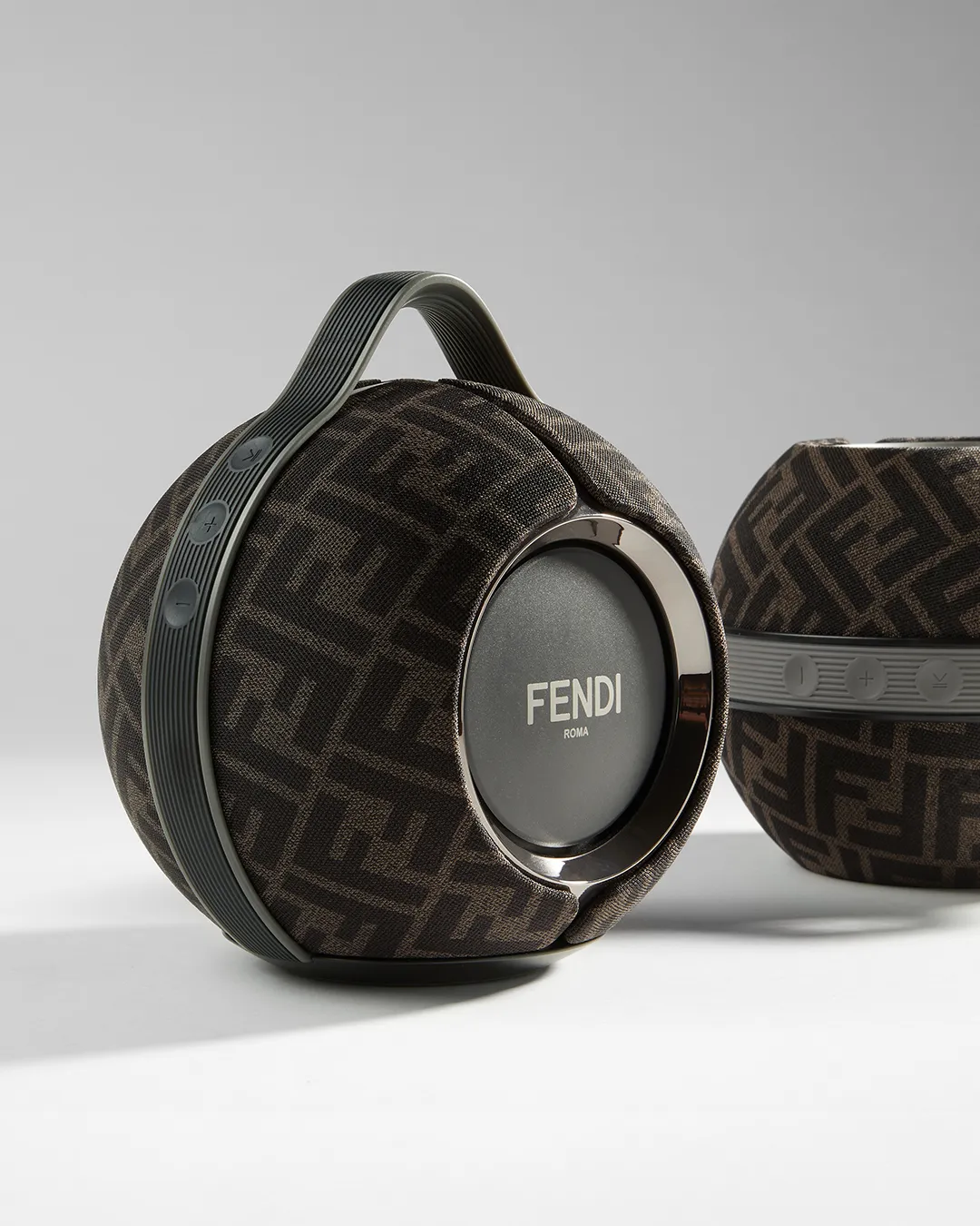 FENDI x DEVIALET Mania黑灰款隨身音響。品牌提供