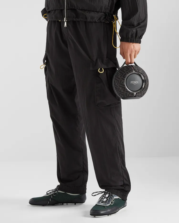 FENDI x DEVIALET Mania黑灰款隨身音響。品牌提供