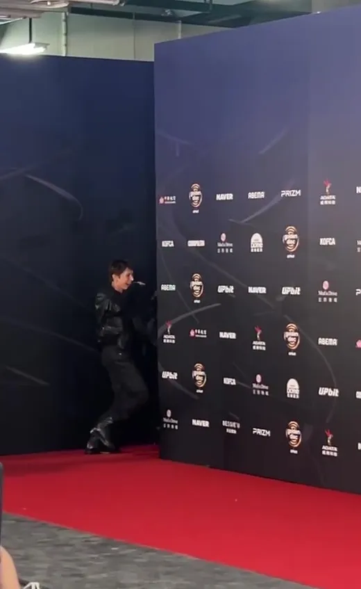 赵雨凡发现走错边后大笑。陈薇安摄