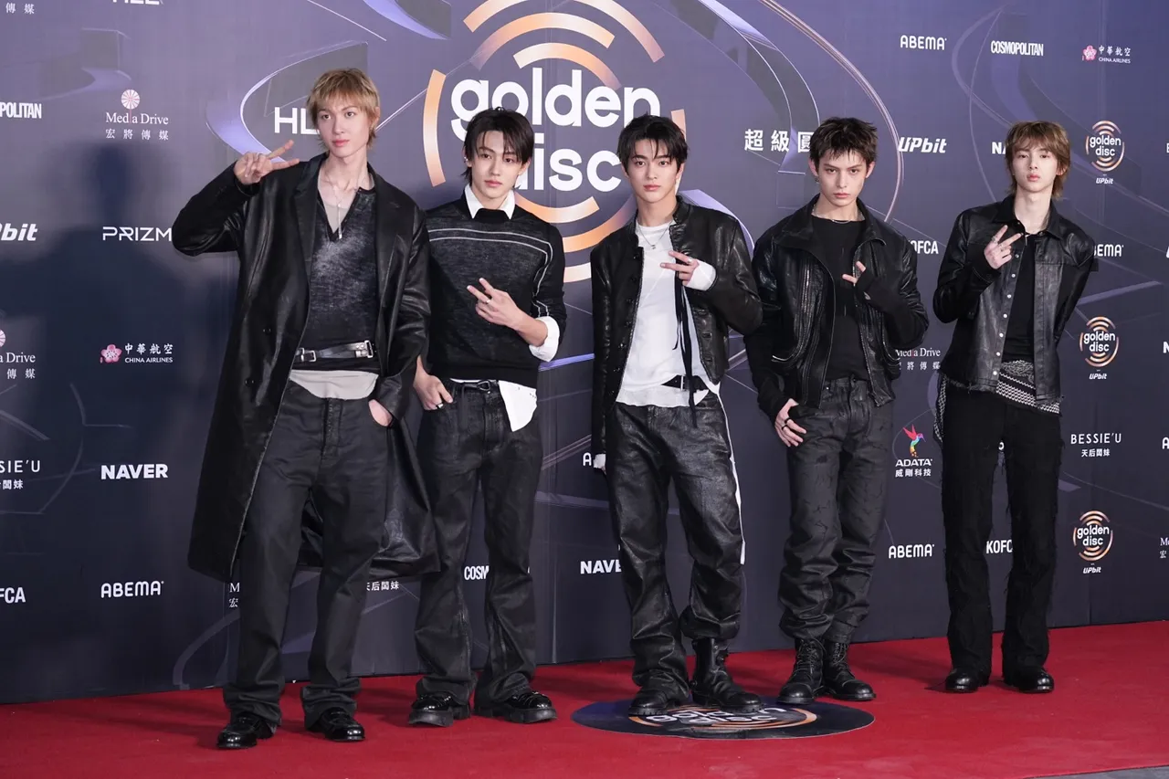 CORTIS跟大家打招呼。彭欣伟摄