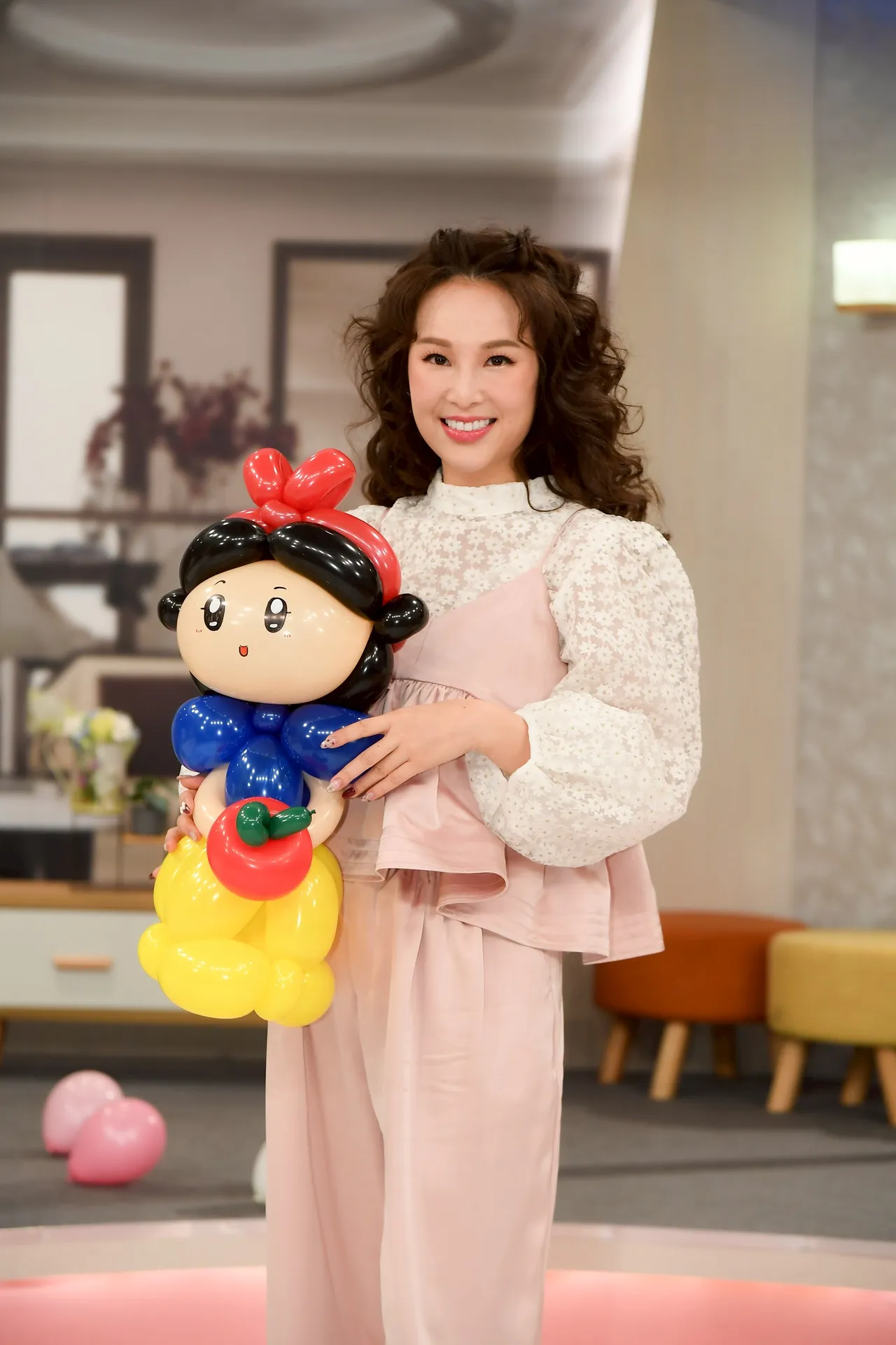 製作單位貼心送張齡予白雪公主造型氣球，祝福她懷女兒。三立提供