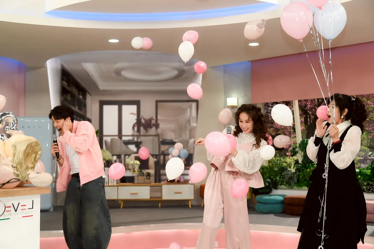 張齡予（中）現場以「戳破氣球」的方式公布寶寶性別，第2胎懷的是女兒。三立提供