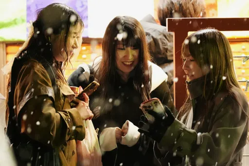 东京迎今冬初雪！樱花妹穿少少摆pose拍照　发抖娇喊「好辛苦」