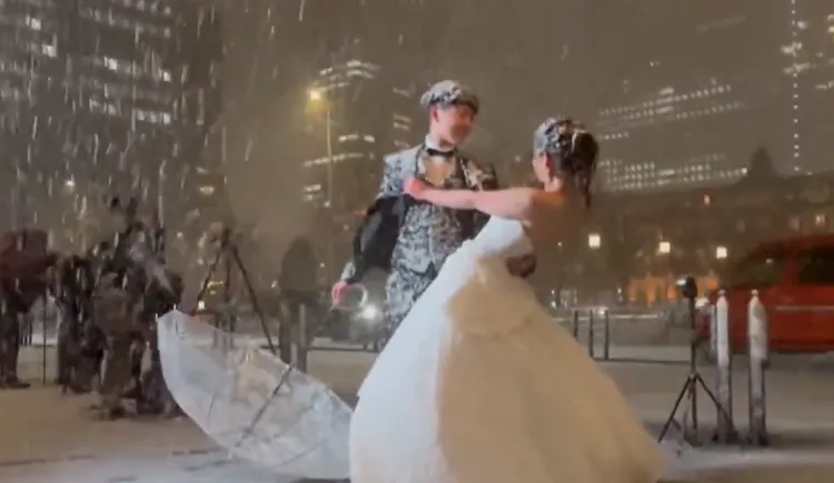 新人在東京車站前拍攝婚紗照。翻攝自X