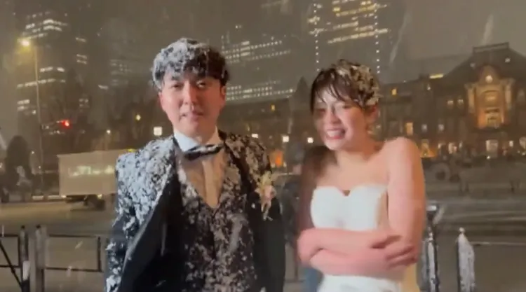 新娘冷得直發抖。翻攝自X