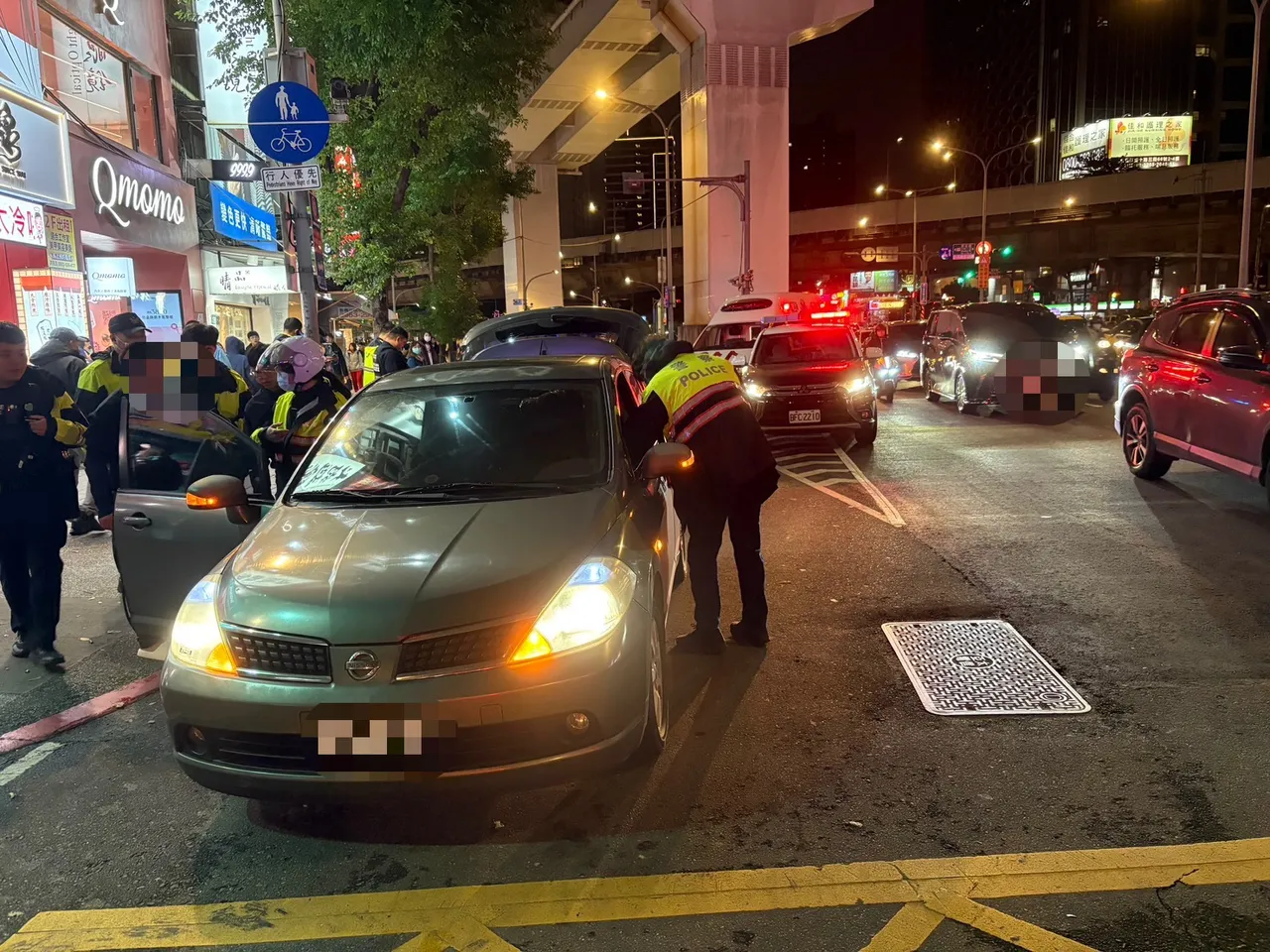 板桥文化路大塞车原因让人傻眼　竟是裸女跳车！10余警力到场引关注