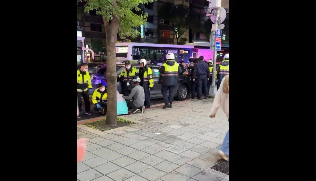 多名警力到场引发关注。翻摄自tsengmeiwen