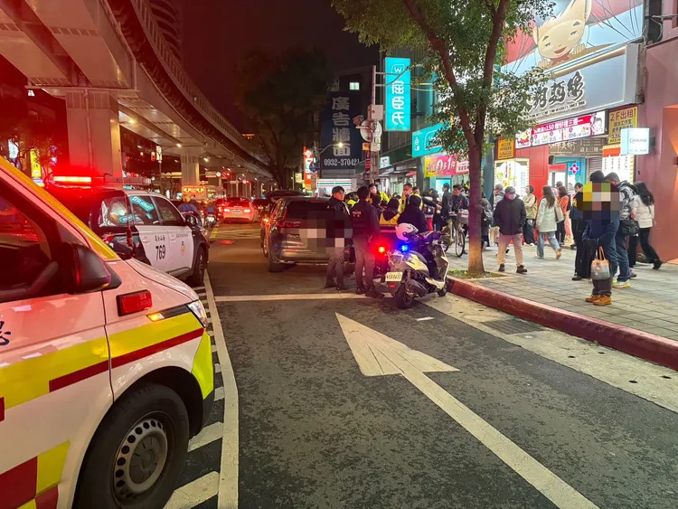 鄭女被強制送醫。翻攝畫面