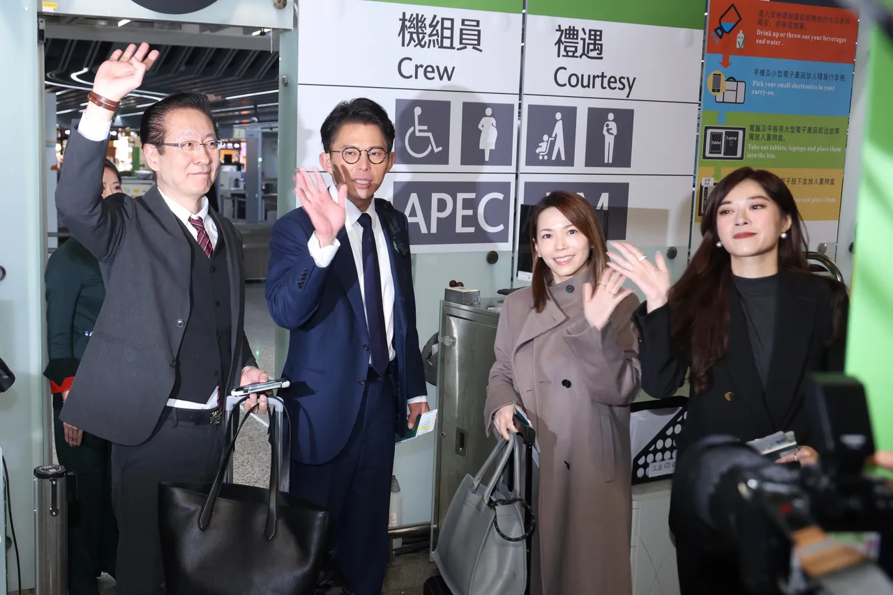 民众党主席黄国昌搭机赴美国华府，访团成员包括民众党候任立委王安祥、立法院党团主任陈智菡、前国际部主任林子宇。彭欣伟摄