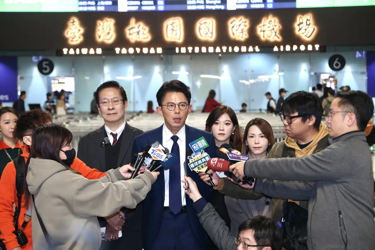 民众党主席黄国昌搭机赴美国华府。彭欣伟摄