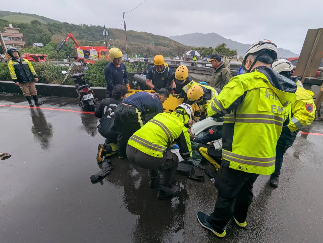 警消將受困人員救出。翻攝畫面