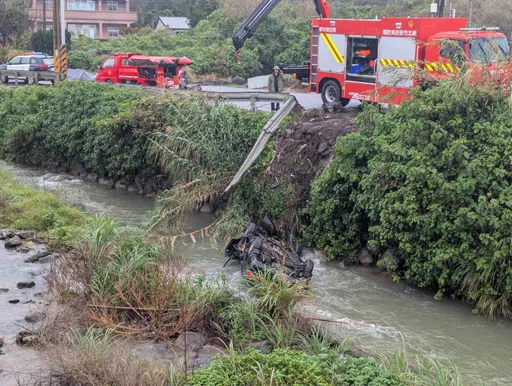 新北貢寮金沙灣小客車墜河翻車　駕駛受困命危搶救中